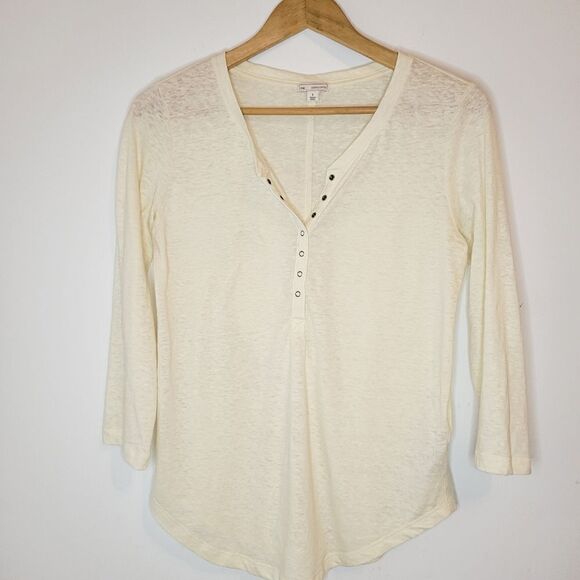 GAP Wemen's 3/4 length sleeve Henley V-neck with buttons Color Cream White Small - Picture 2 of 5